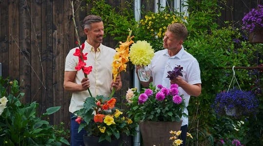 Anders Røyneberg og Erik Schjerven står blant blomster og krukker