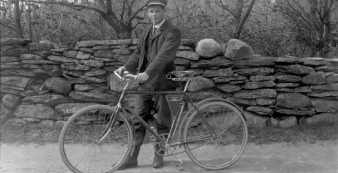 Mann med sykkel