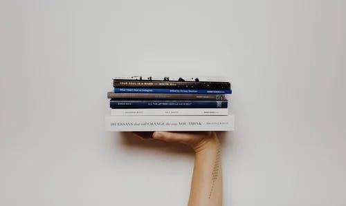 En hånd som holder noen bøker
